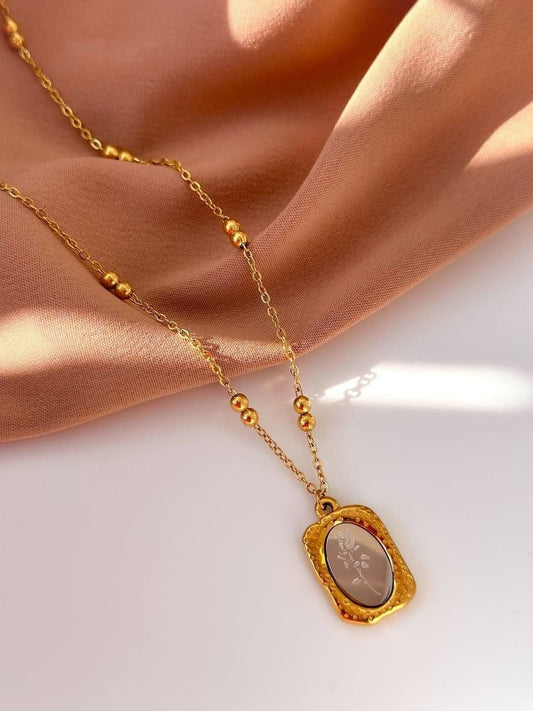 ROSE NECKLACE - سلسلة وردة